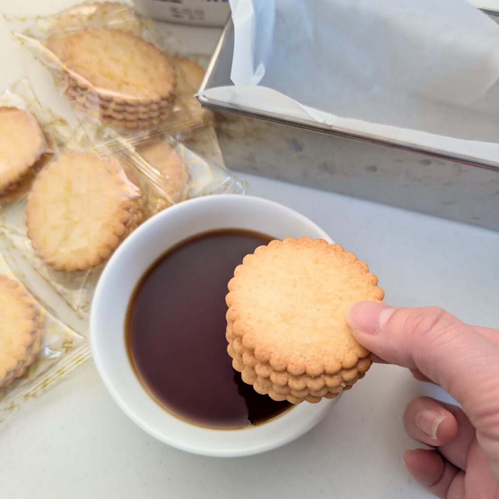 サブレをコーヒーに浸す準備