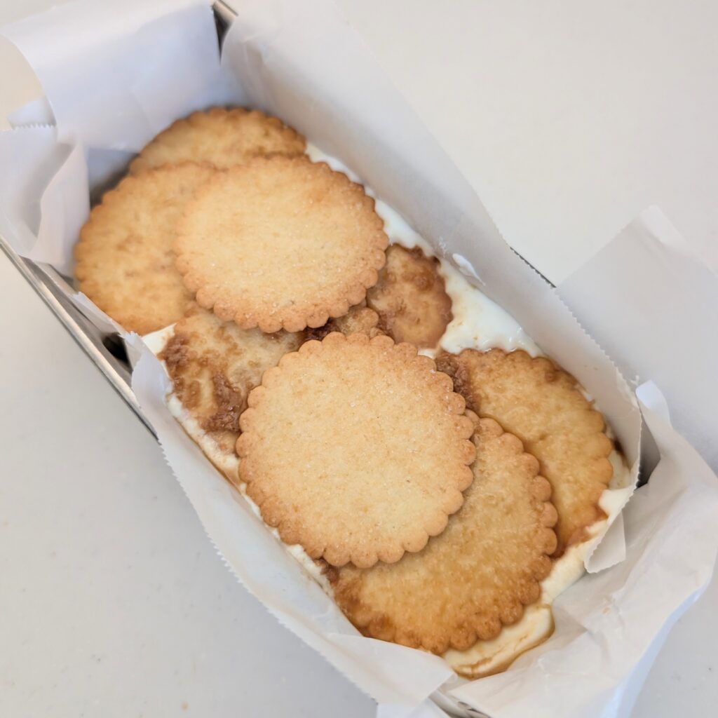 ヨーグルトチーズケーキ風デザート、サブレとヨーグルトをサンド