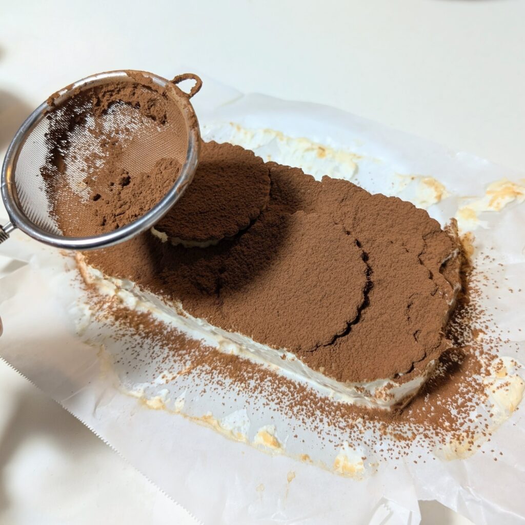 ティラミス風チーズケーキにココアパウダーをふる