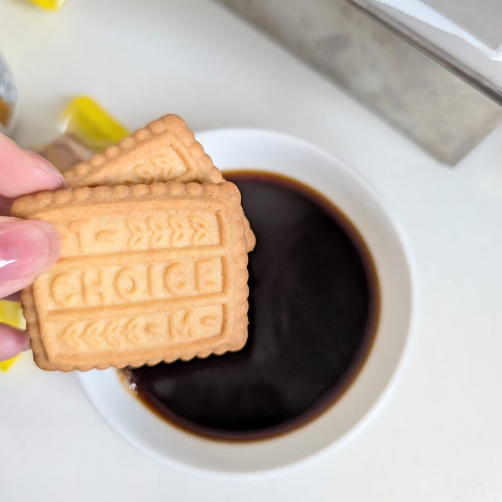 チョイスビスケットをコーヒーに浸す