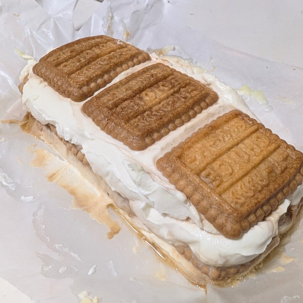 ビスケットを挟んだヨーグルトチーズケーキ