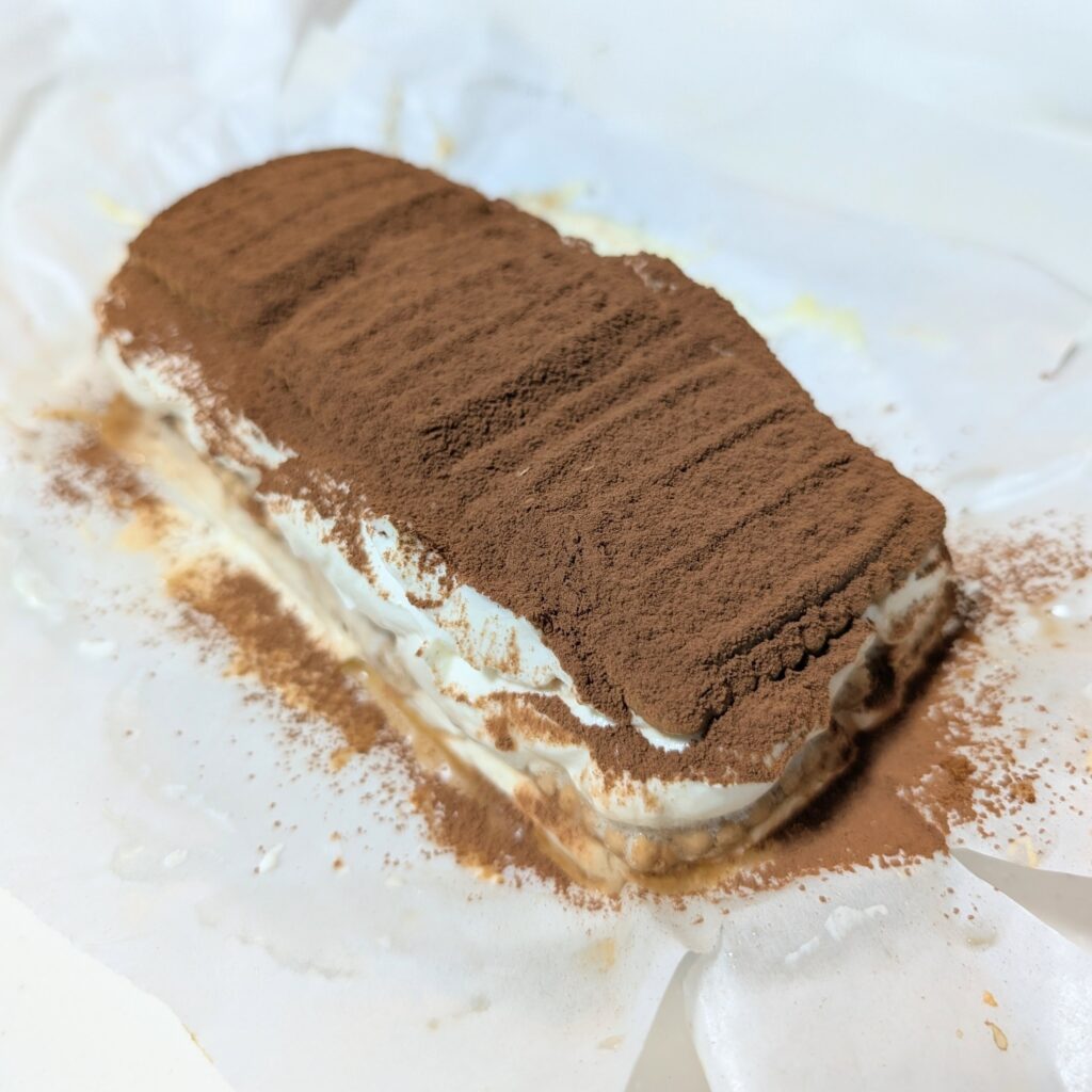 ココアパウダーがかかったヨーグルトチーズケーキ