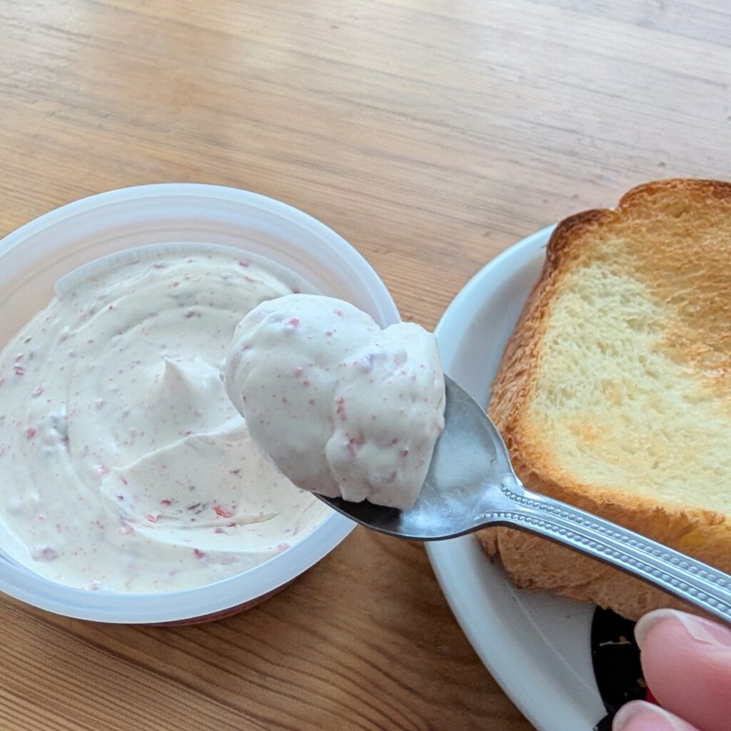 カルディのいちごホイップクリームとトースト