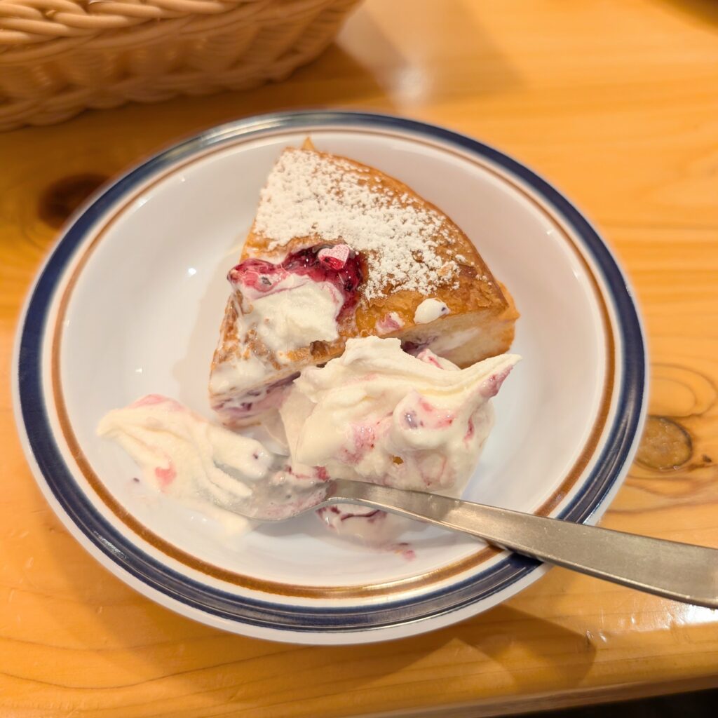 メタモンのシロノワールとベリーソース