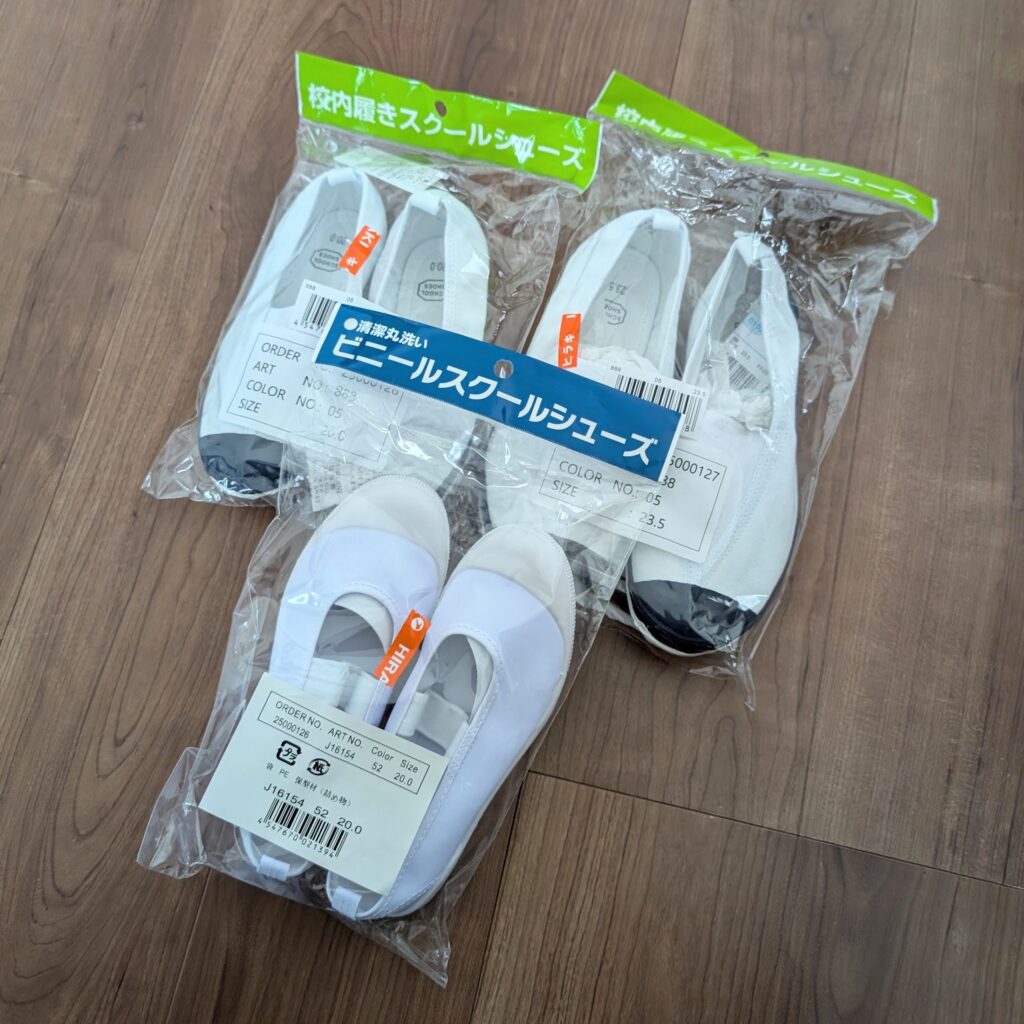ヒラキの白い上靴2足とビニール製スクールシューズ