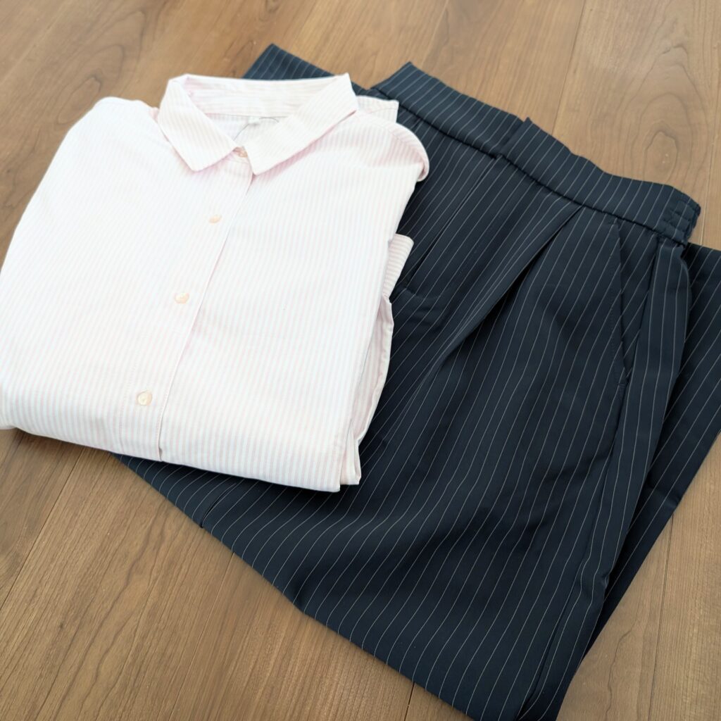 ストライプシャツとスカートのコーディネート