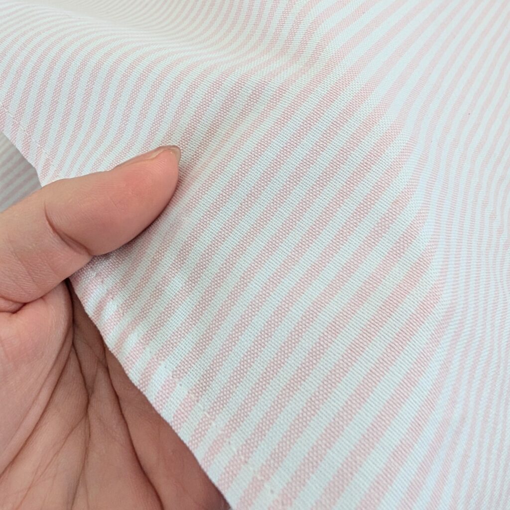 ピンクのストライプ柄シャツ生地