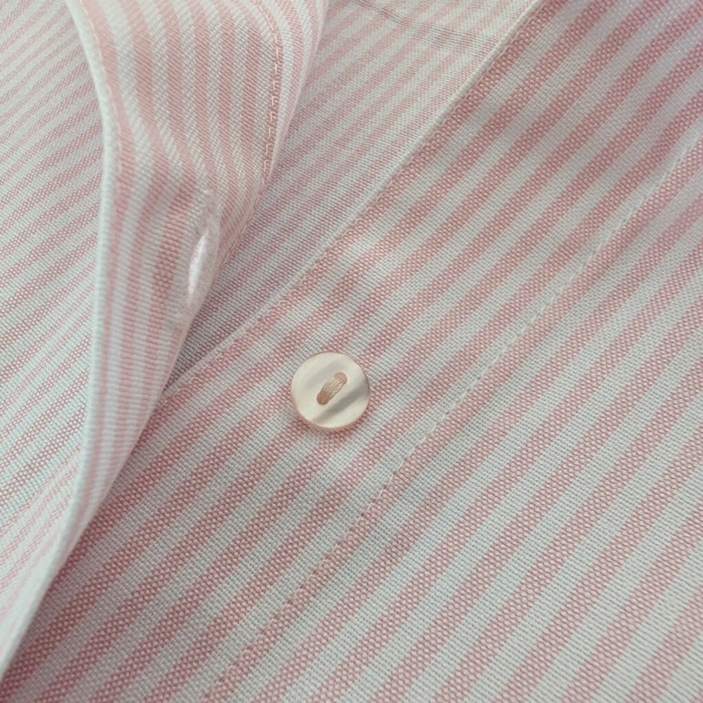 ピンクのストライプシャツとボタン