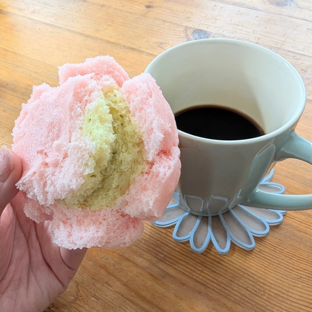ピンクのさくら蒸しまんとコーヒー