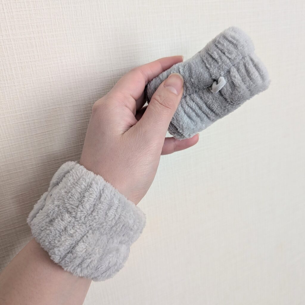 吸水アームバンドで洗顔時の水垂れ防止