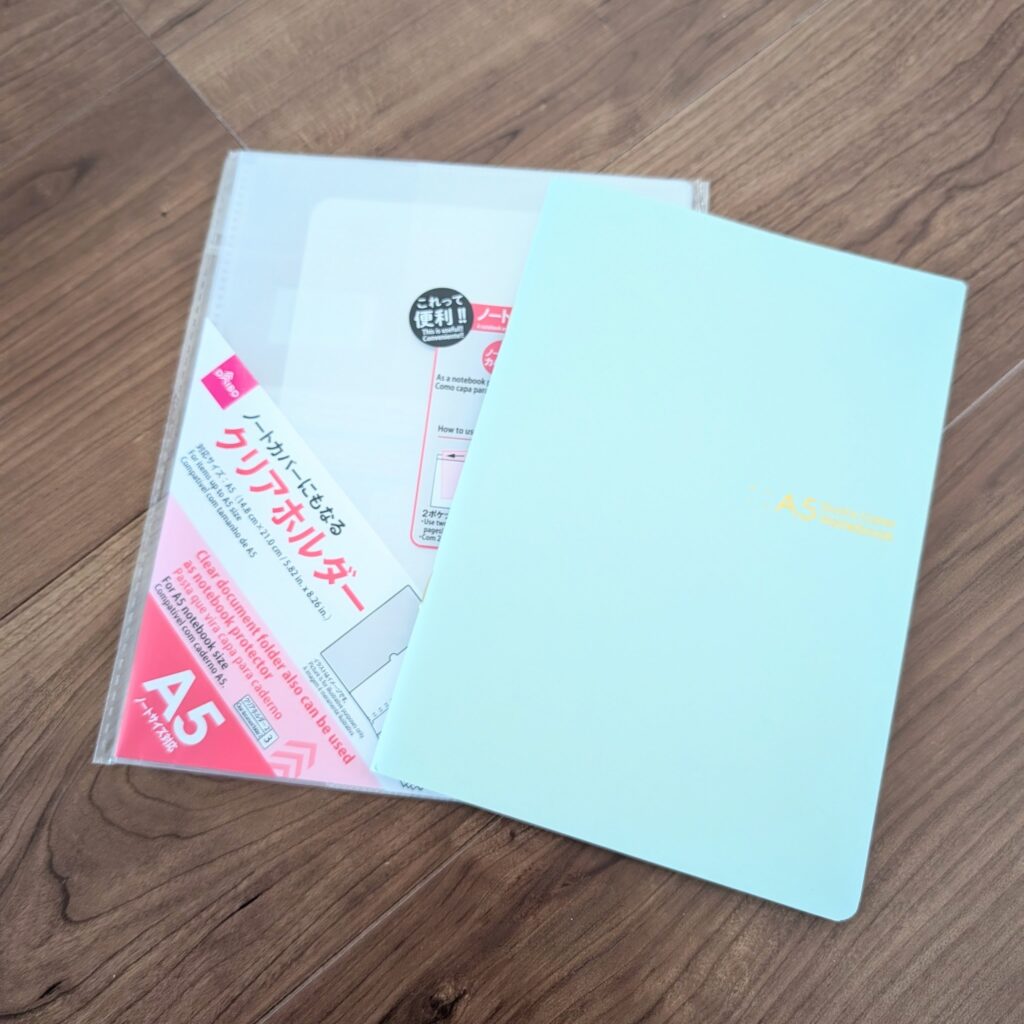 ダイソーのクリアホルダーとノート
