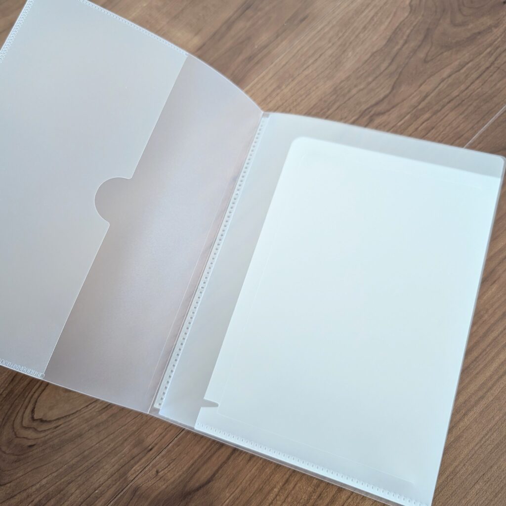 ノートカバーにもなるクリアホルダー