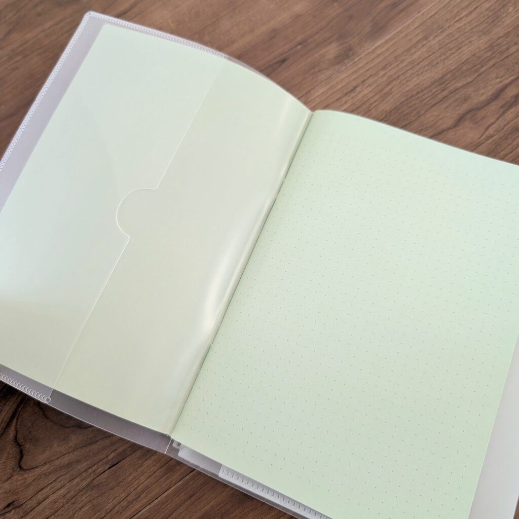 ダイソー方眼ノートとクリアファイル