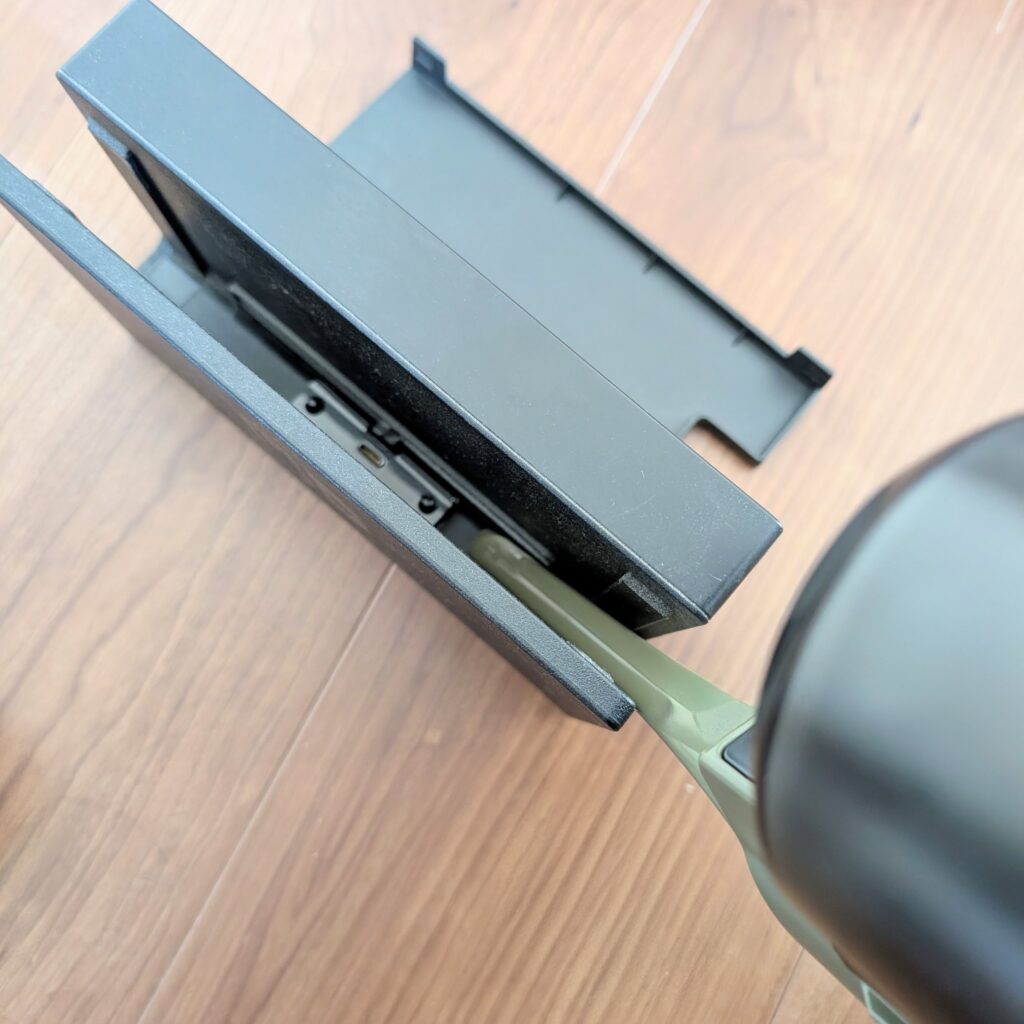 掃除機でSwitchの埃を吸う