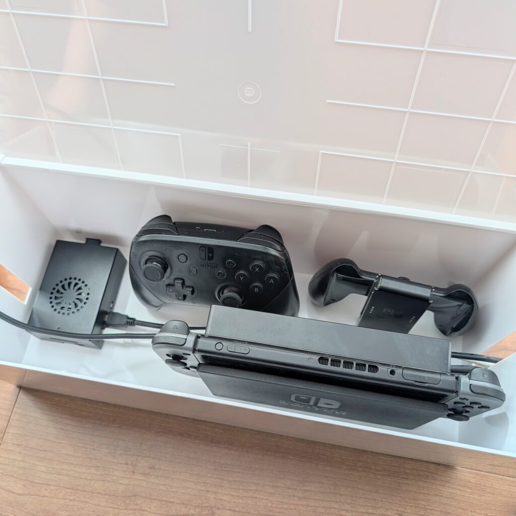 Nintendo Switch本体とコントローラー収納