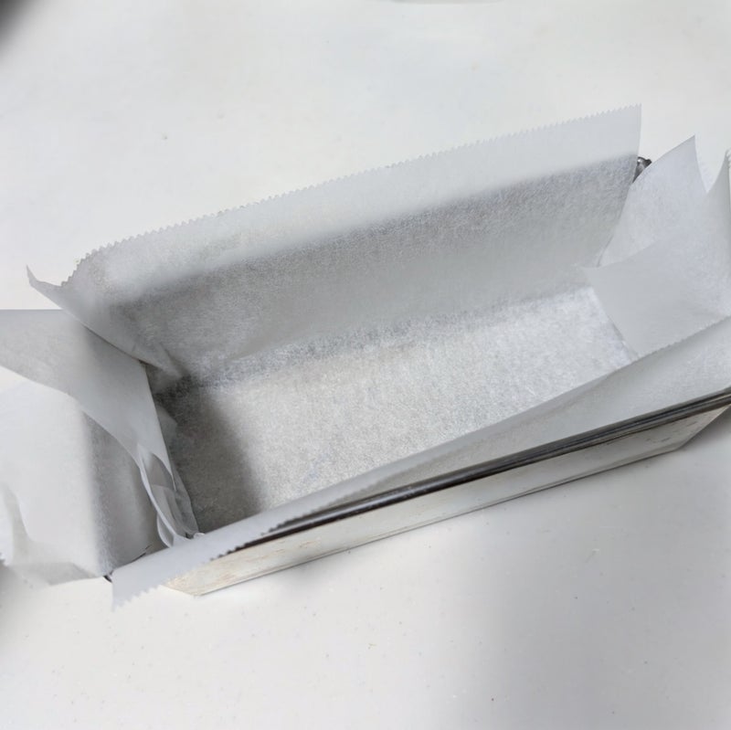 パウンドケーキ型に敷かれたクッキングシート