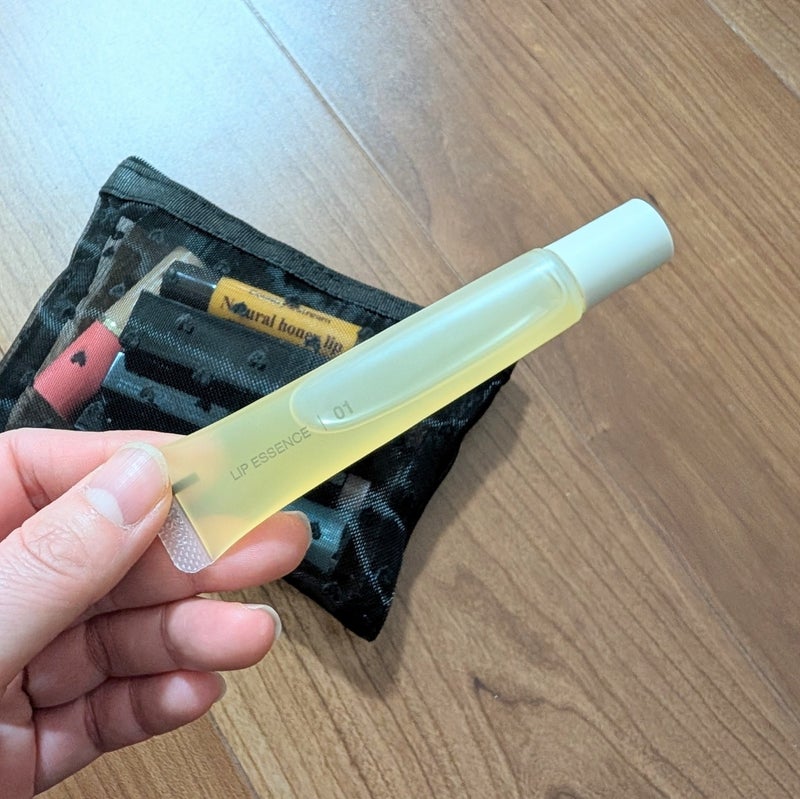 無印リップエッセンスとポーチ