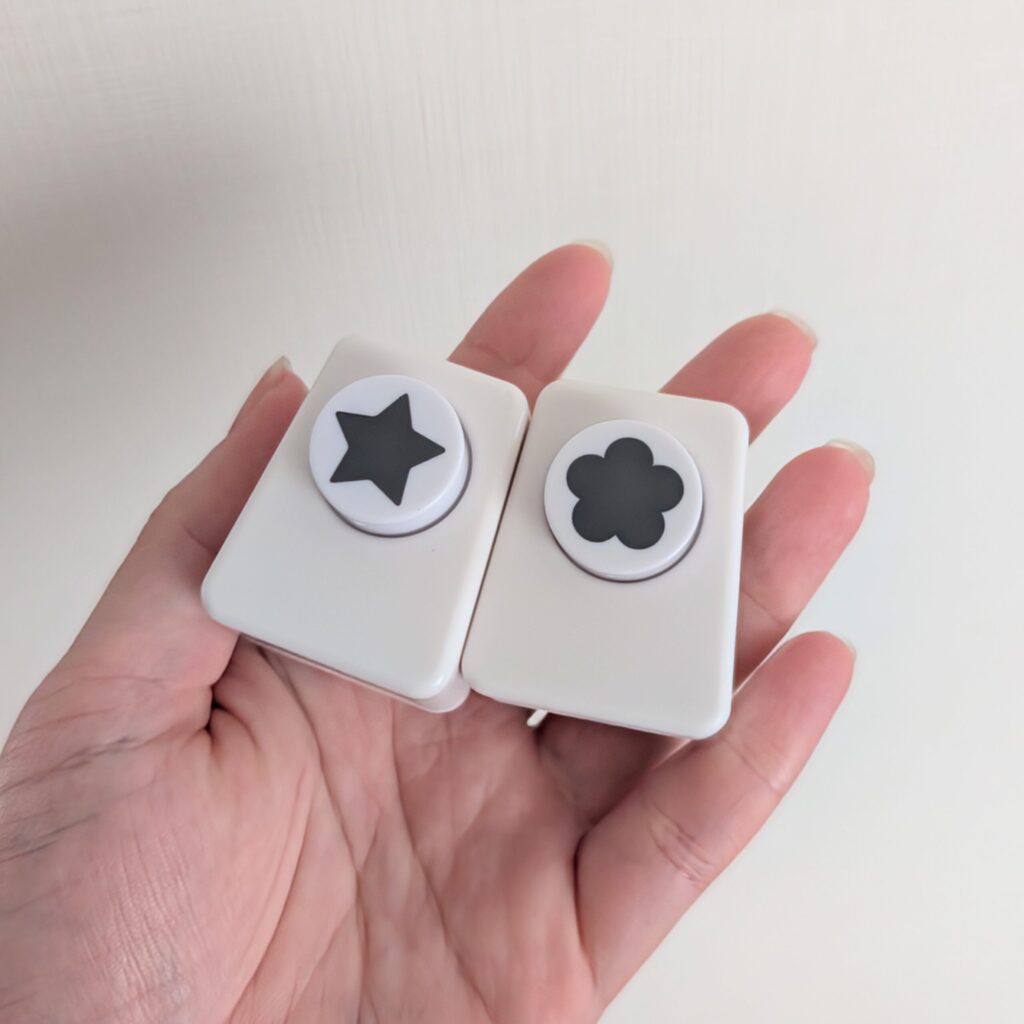 ダイソーのクラフトパンチ、うめ型と星型