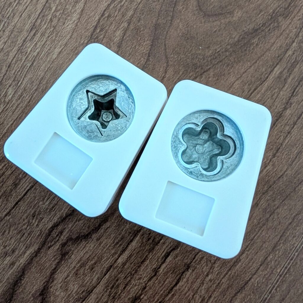 ダイソーのクラフトパンチ、うめ型と星型