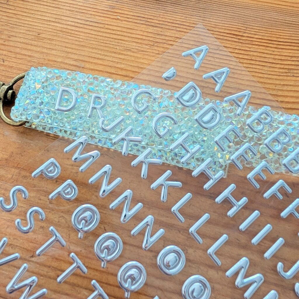 キラキラテープと立体アルファベットのキーホルダー