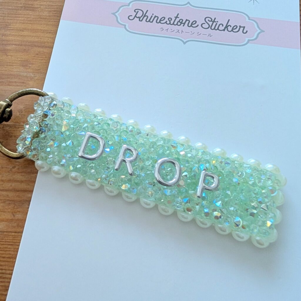 キラキラキーホルダー「DROP」の文字入り