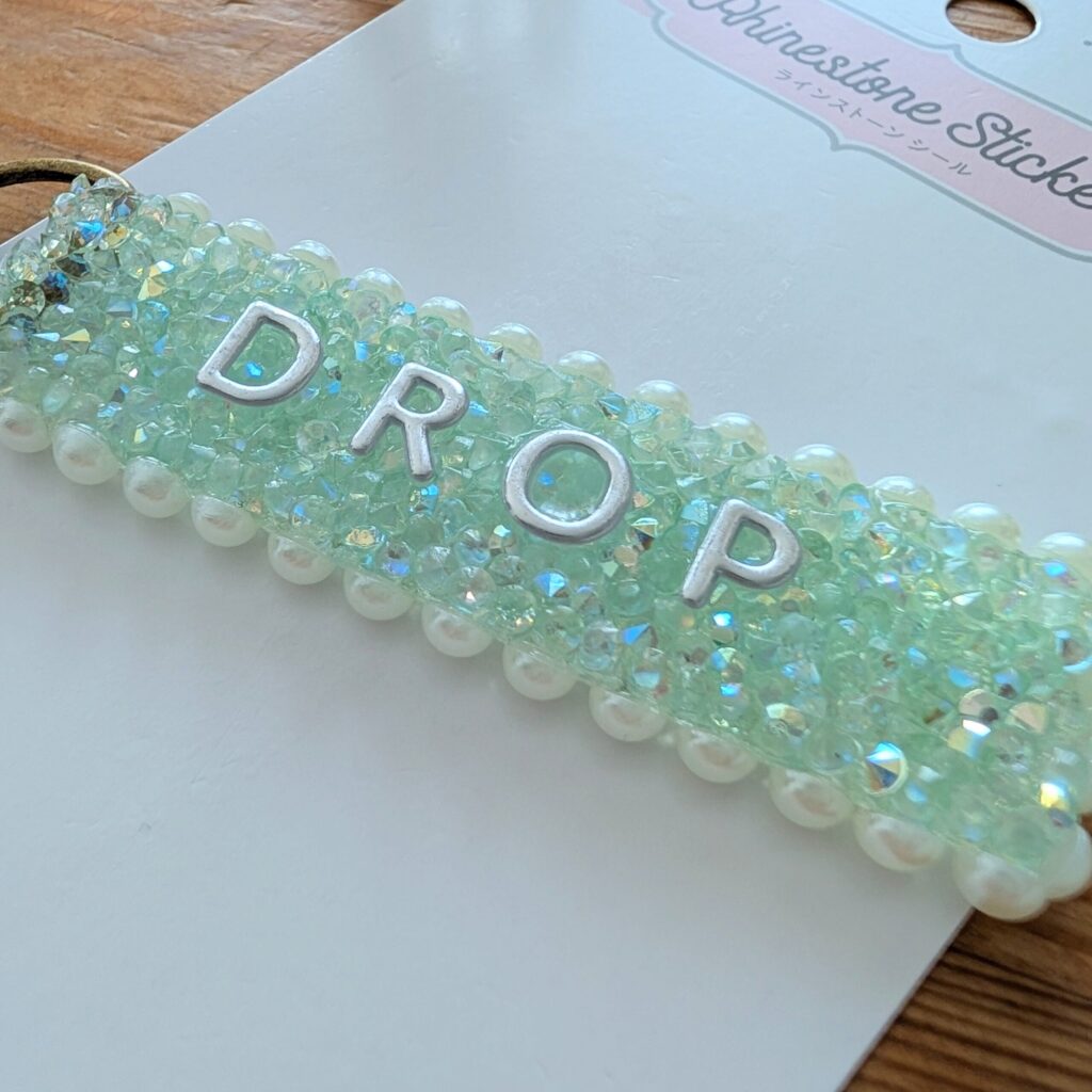 キラキラデコテープで「DROP」と書かれたキーホルダー