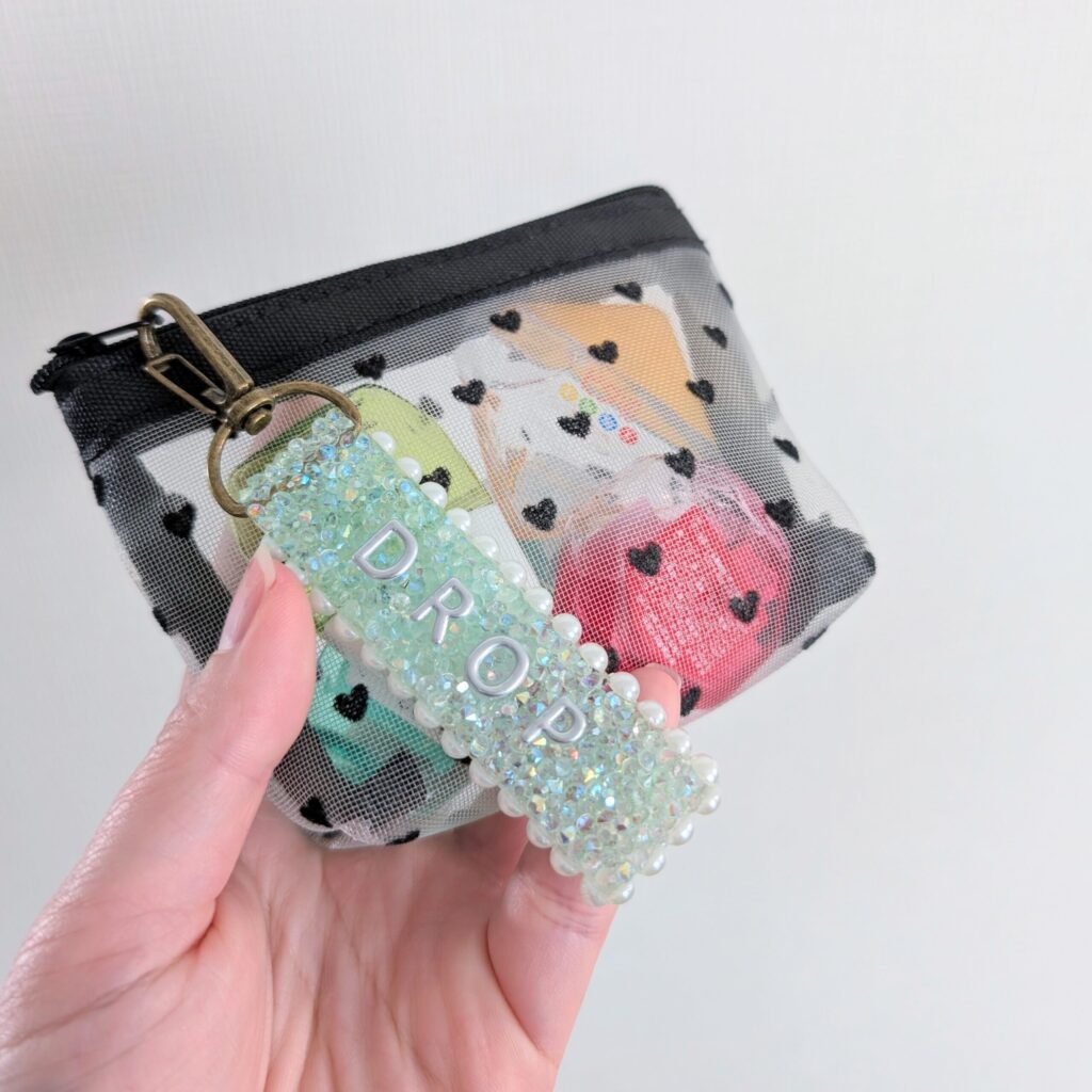 キラキラキーホルダーとハート柄ポーチ