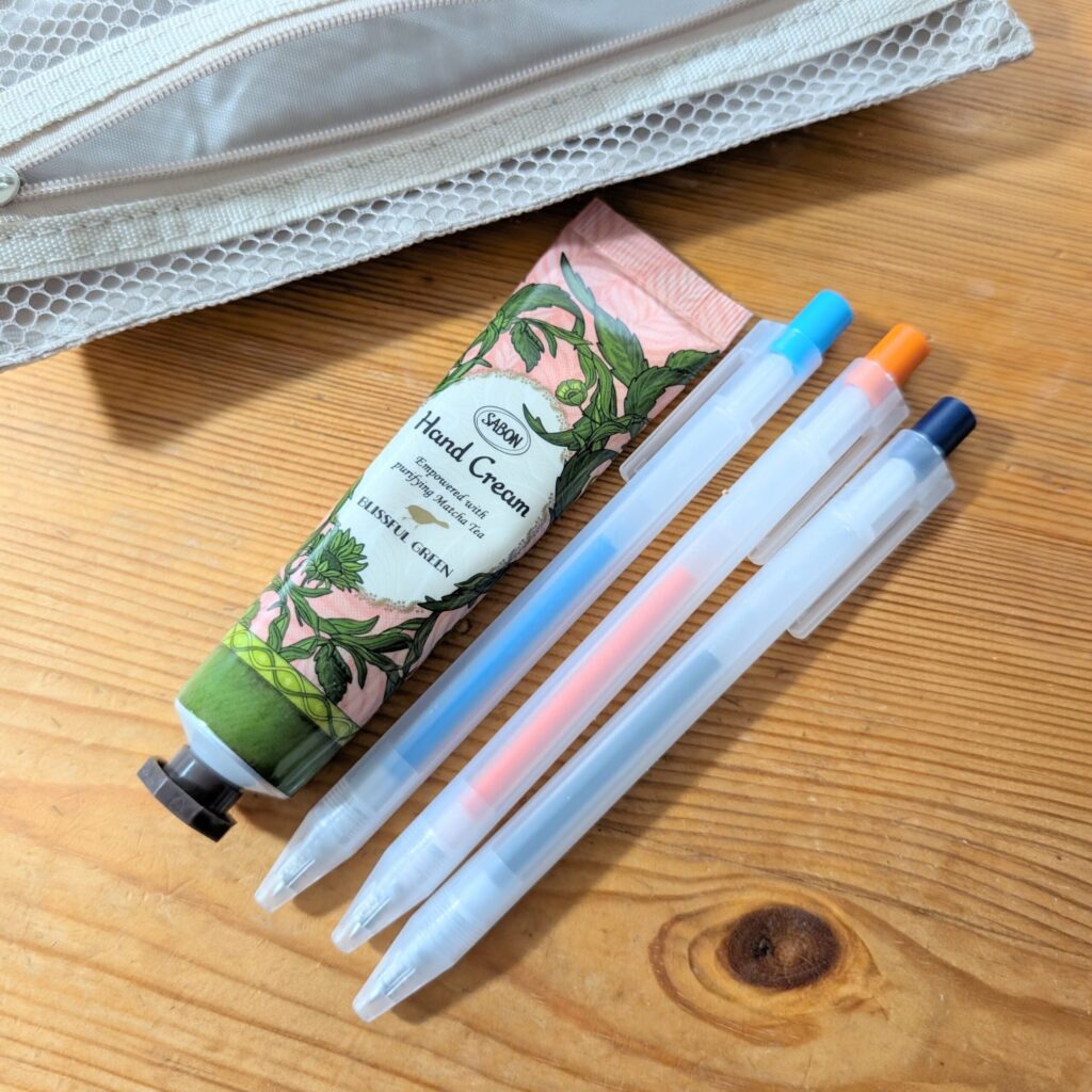 ハンドクリームと無印のペン