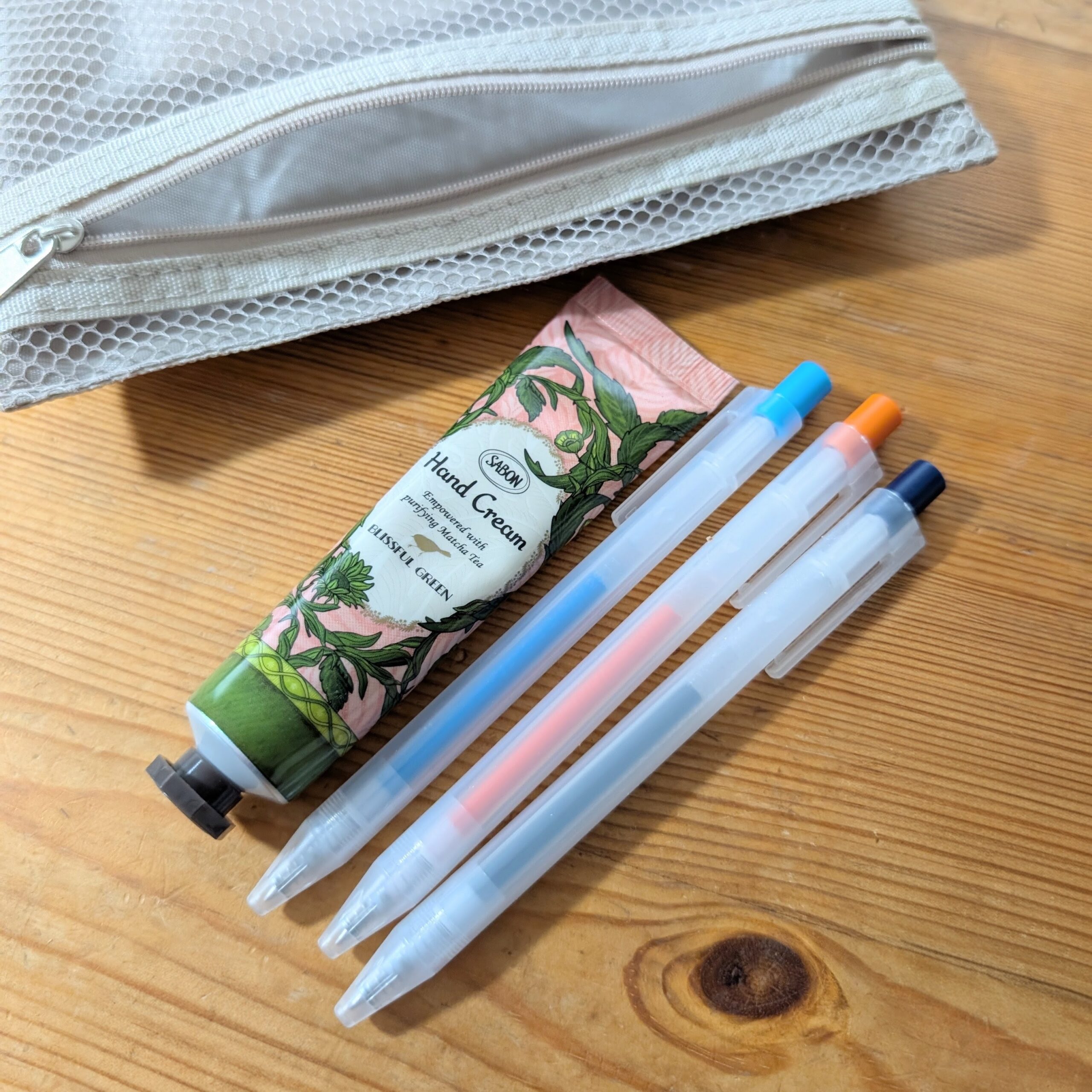 ハンドクリームと無印のペン