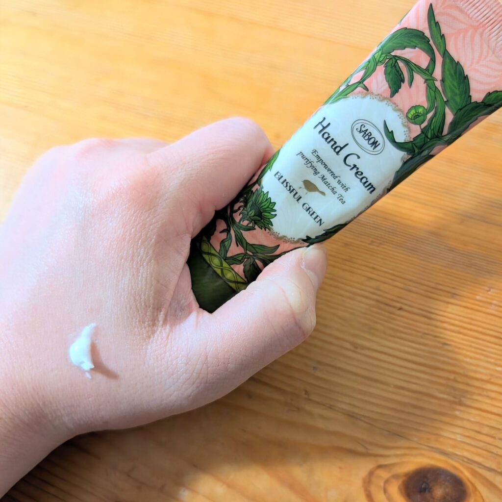 ハンドクリームでシールのベタつき除去