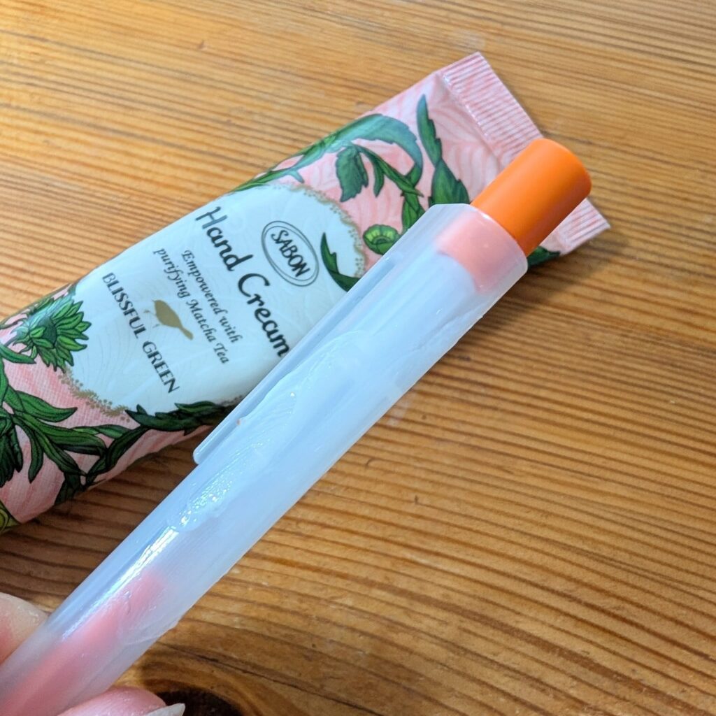 ハンドクリームでペンシールのベタつき解消