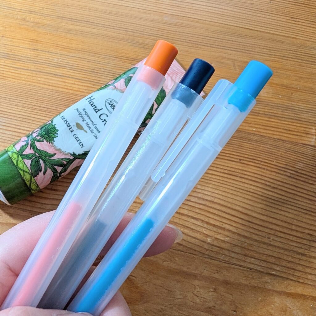 無印ペンとハンドクリームでシールのベタつき解消