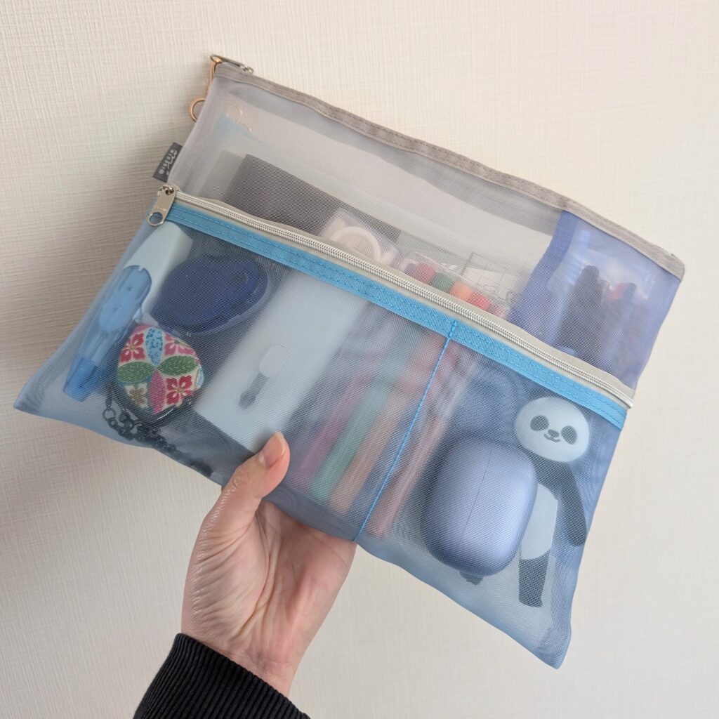 メッシュポーチに文房具や小物を収納