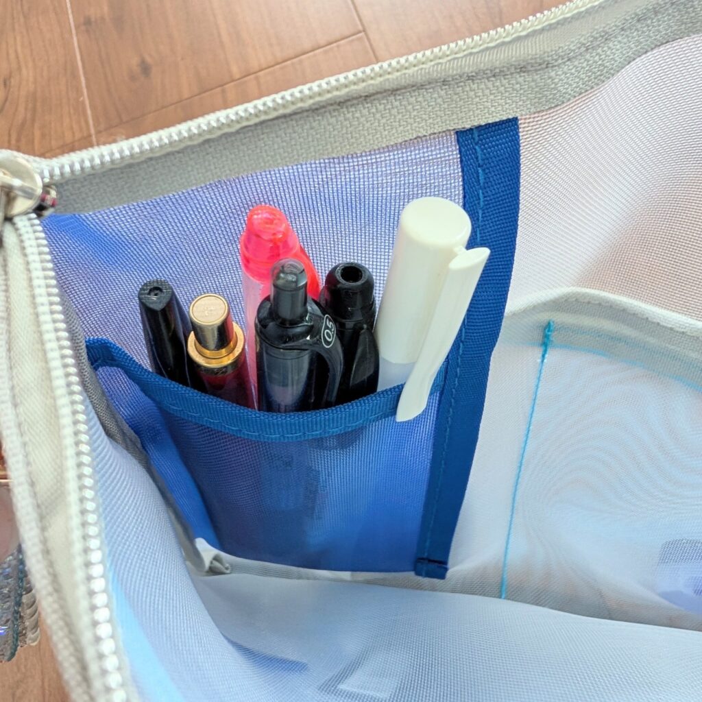 メッシュポーチにペン