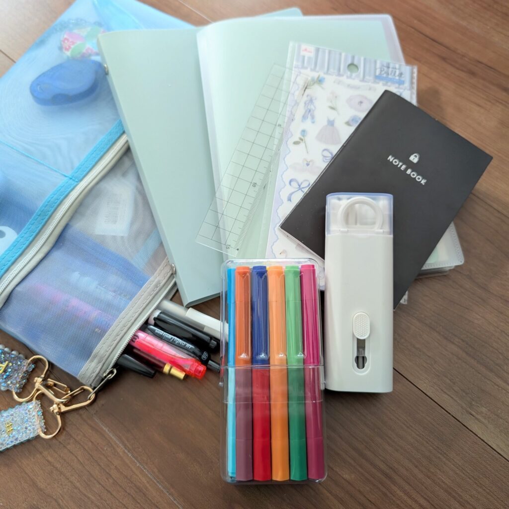 メッシュポーチに文房具や小物を収納