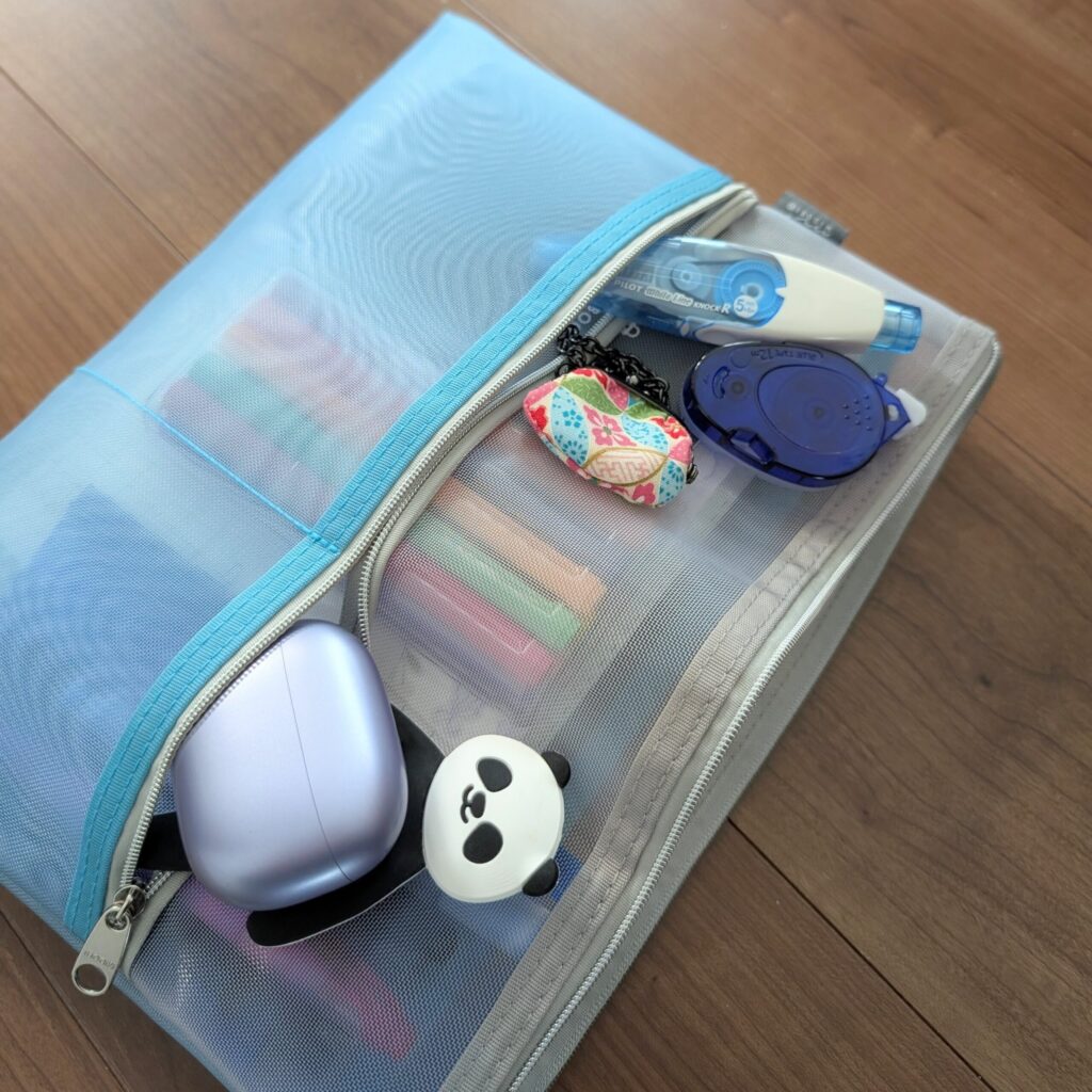 メッシュポーチに文房具や小物を収納