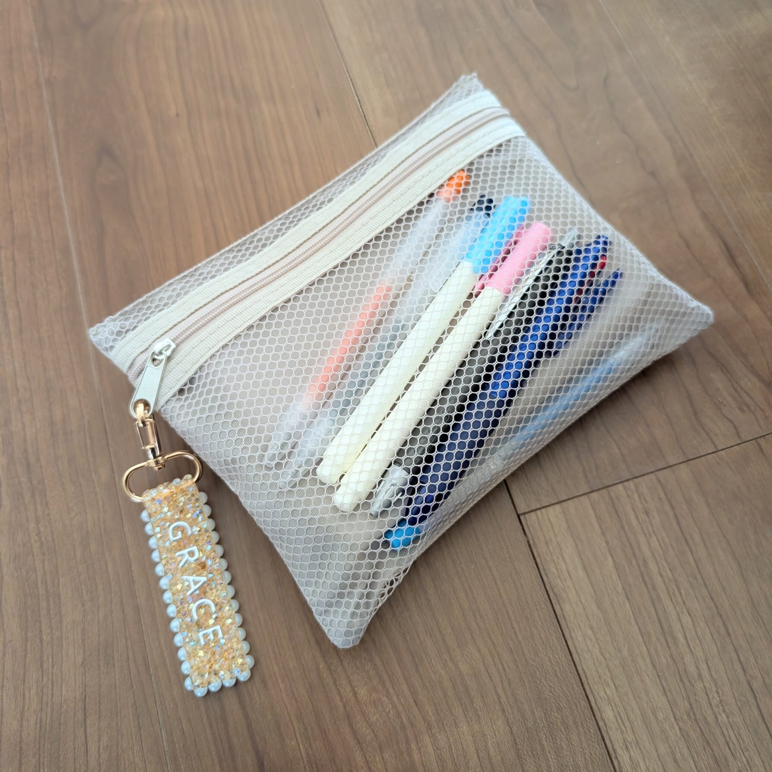 メッシュポーチにペン