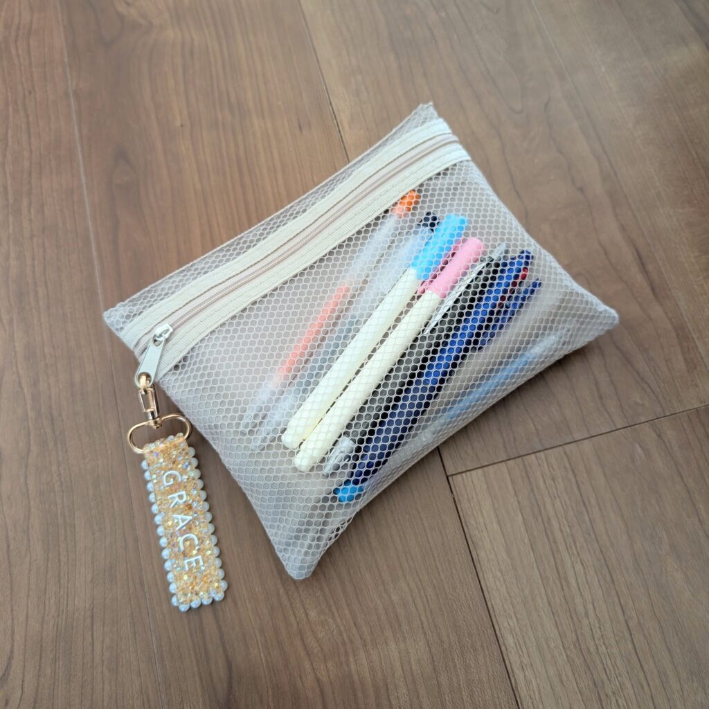 メッシュポーチにペン