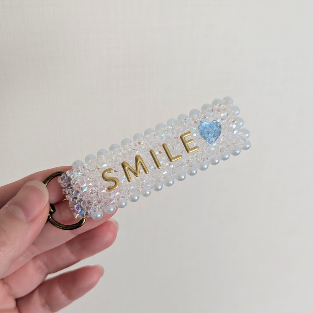 キラキラキーホルダー 手作り 100均 SMILLE