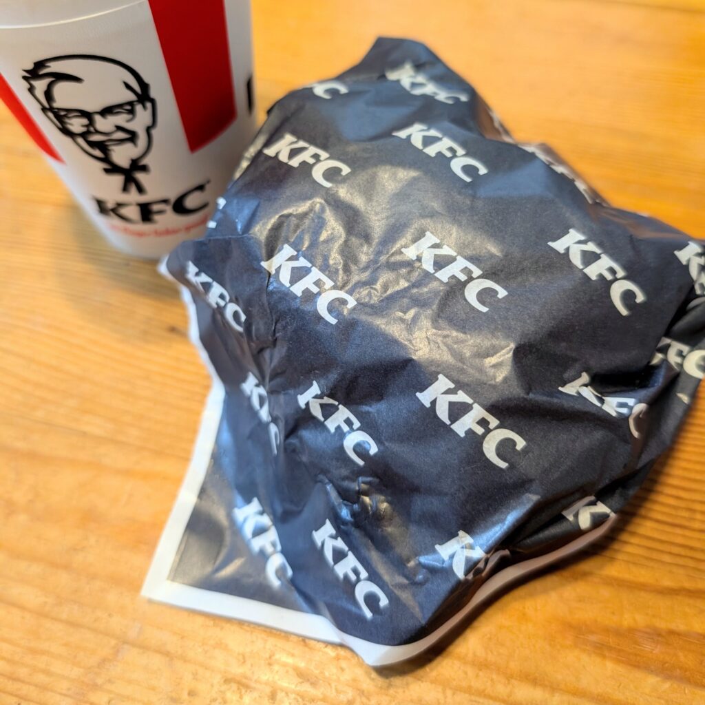 KFCのバーガーとカップ