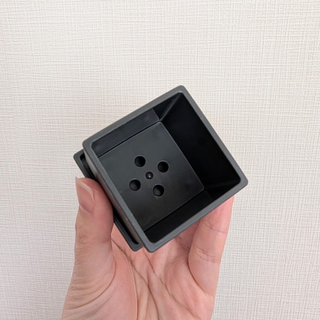 ダイソーのミニポットと受け皿