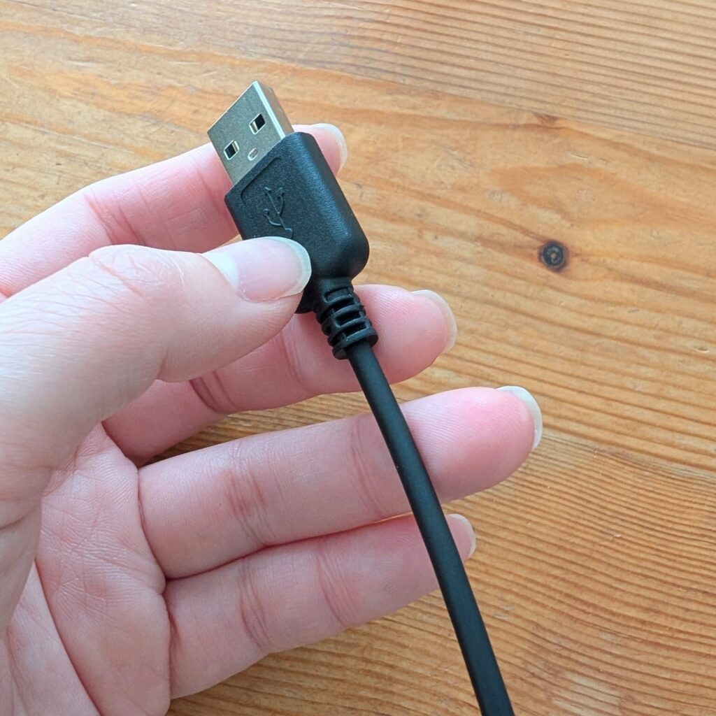 USBケーブルをまとめる無印良品収納