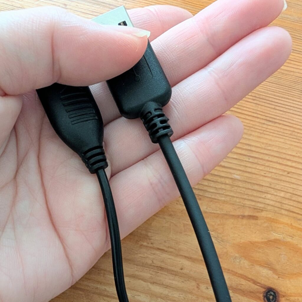 USBケーブルをまとめる無印良品収納