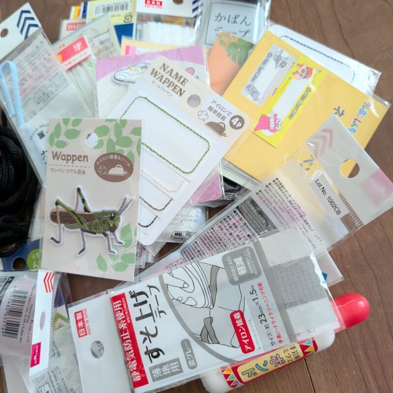 アイロンワッペンと手芸用品の山