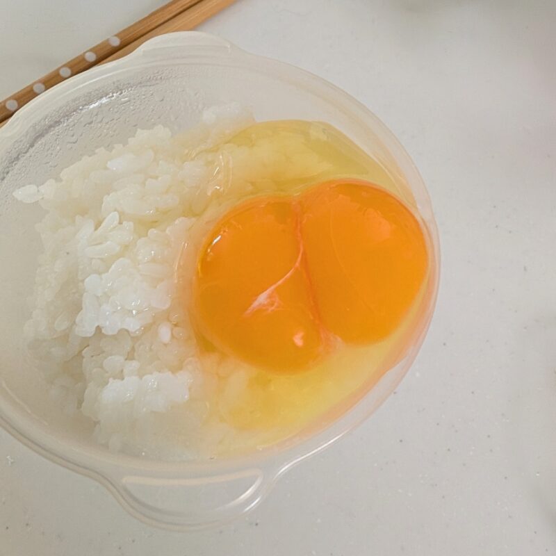 割った卵が双子黄身だったご飯