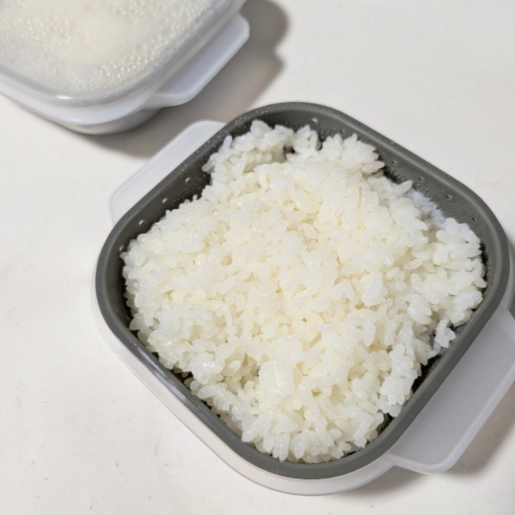 スリコごはん保存容器と炊き立てご飯