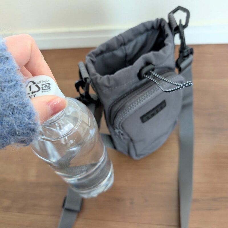 グレーのボトルショルダーに炭酸水を入れる様子