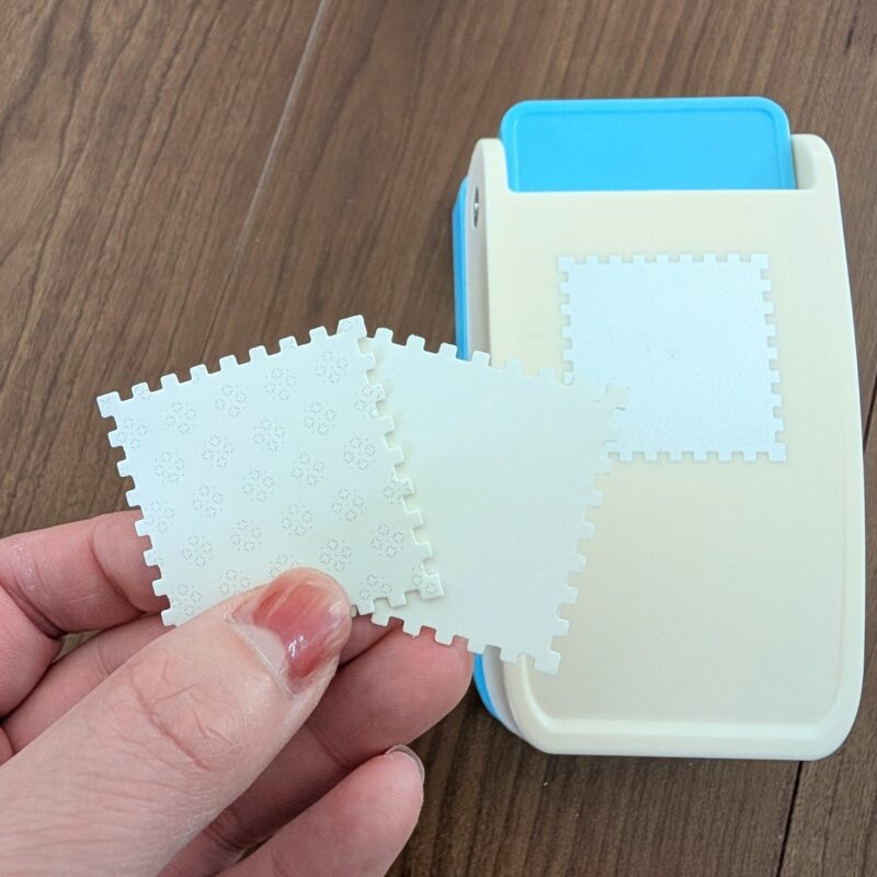 切手型クラフトパンチで抜いた紙