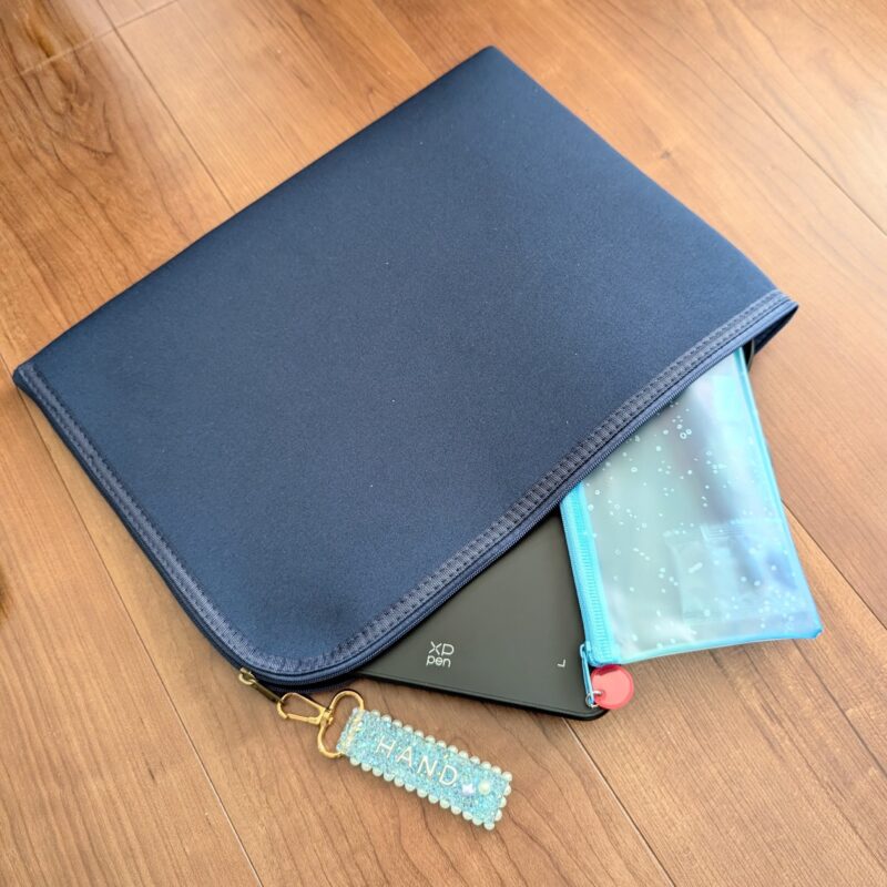 クッションケースに板タブレットとポーチ、キーホルダー