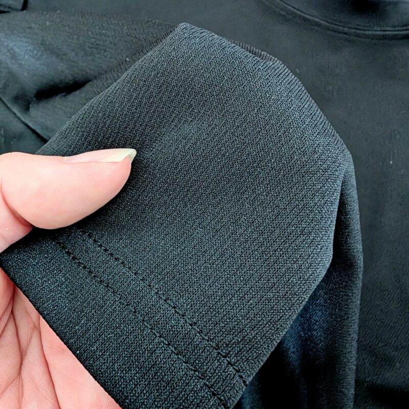 黒い恐竜Tシャツの素材感